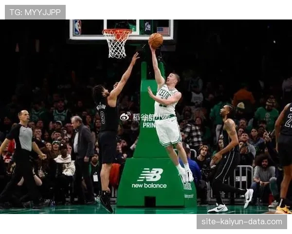 佩顿·普里查德无球跑动对比利拉德显著提升关键三分效率