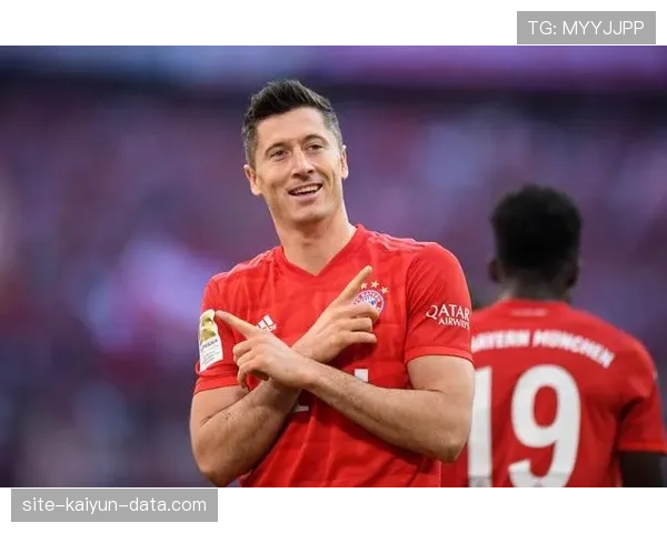 伊布与莱万：终结模式分化，单点爆破转向体系融合