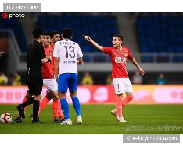 违规换人如何判罚？规则明确：非名单球员登场将被警告并强制离场