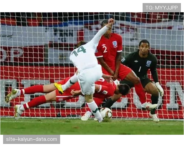 压制对手锋线稳住防线，特里转型胜过年轻中卫